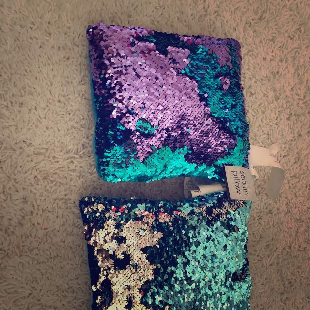 2 sets of small pillows